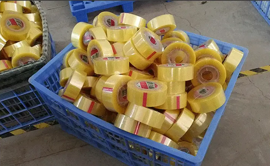 封箱膠帶批發(fā)廠生產(chǎn)封箱膠帶用的什么膠水乳液怎么選擇?2