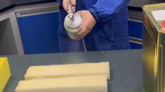 家具工廠應(yīng)該如何更好地選擇沙發(fā)海綿專(zhuān)用膠?1